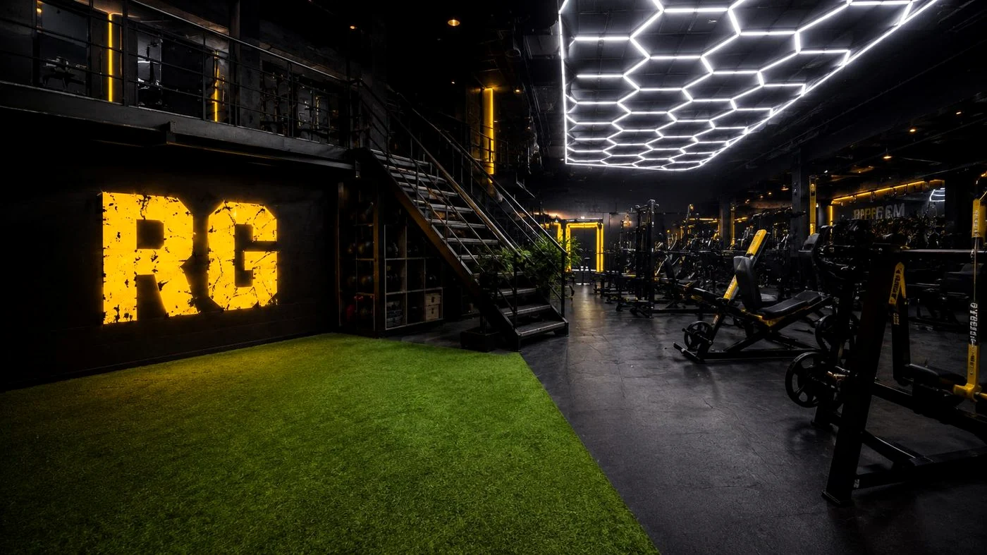 Interior Ripper Gym con logo RG iluminado